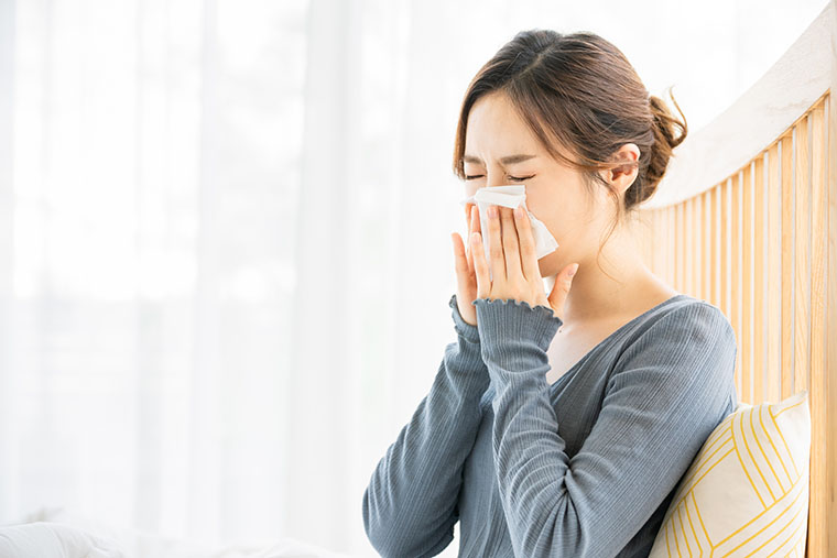 風邪をひいた女性