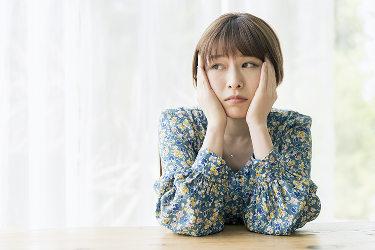 悩む女性