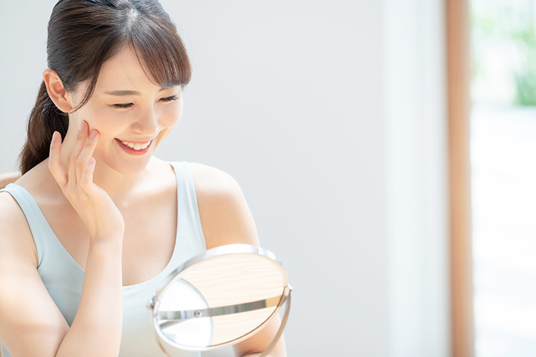 鏡を見る笑顔な女性