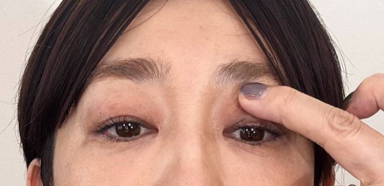 リップをまぶたにつけるテク