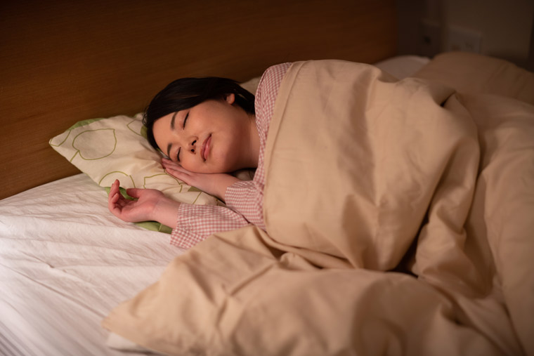 睡眠中の女性