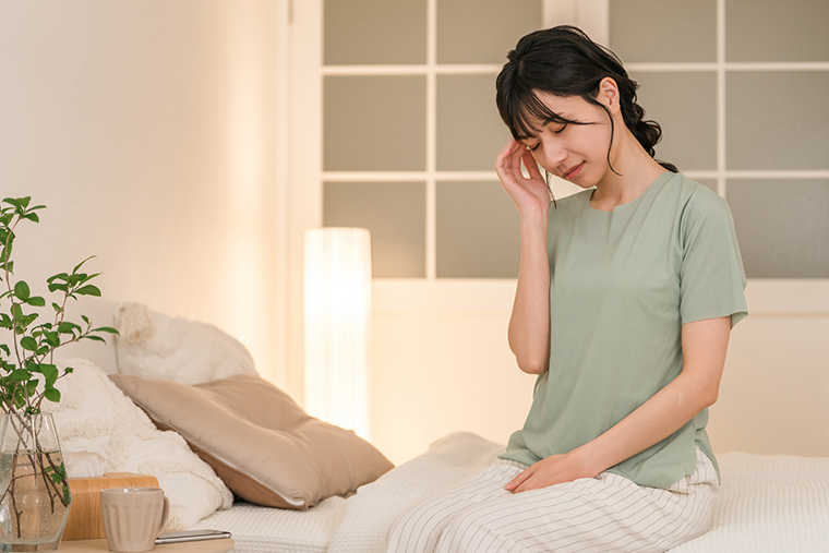 眠れずに悩む女性
