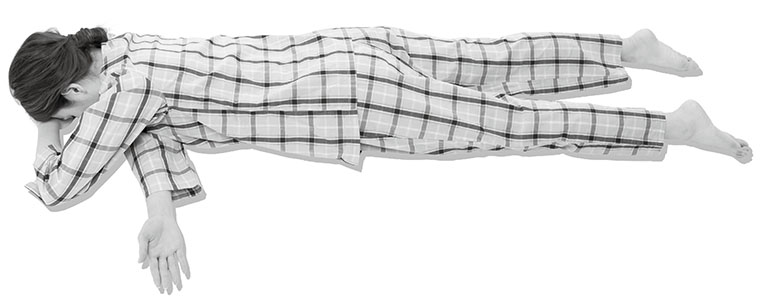 うつ伏せ寝をする女性