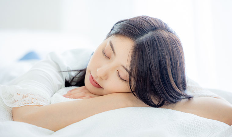 肩コリや肩甲骨のこわばりがゆるんで安眠できる「うつ伏せ寝」