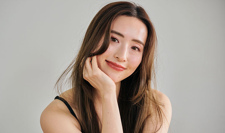 イエベ秋に似合う髪色のきれいな女性