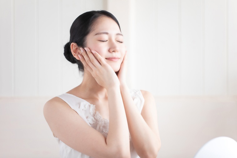 ローションで保湿している女性