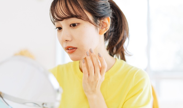 肌の赤みを気にする女性