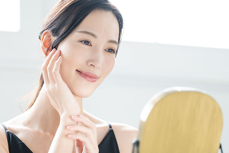 鏡を見る女性