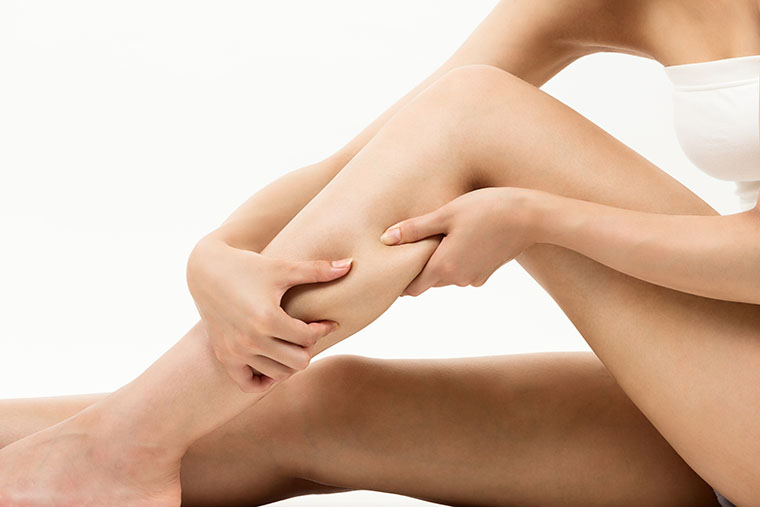 ふくらはぎをつまむ