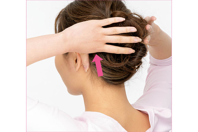 「乳様突起」をさすり上げる