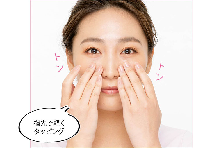 頰のツボをタッピング