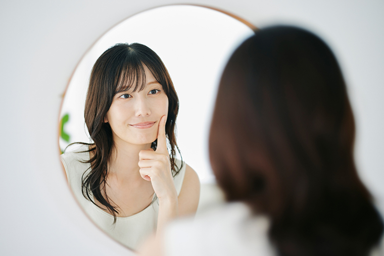 鏡を見る女性