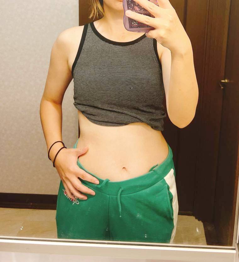 鏡で腹筋を確認中