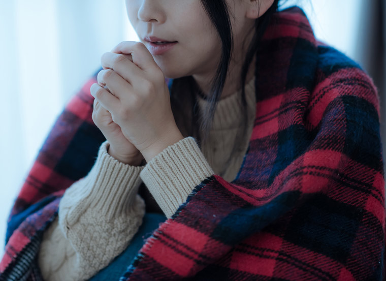 手が冷えている女性
