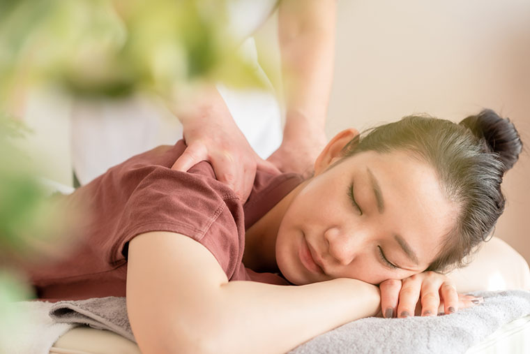 肩のマッサージ