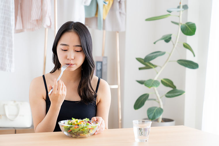 サラダを食べる女性