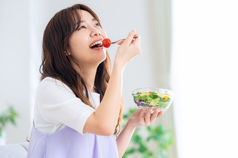 サラダを食べる女性