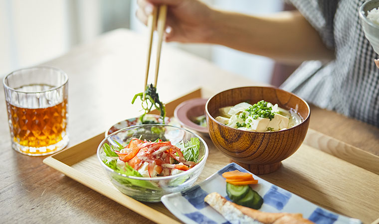 食事をする女性