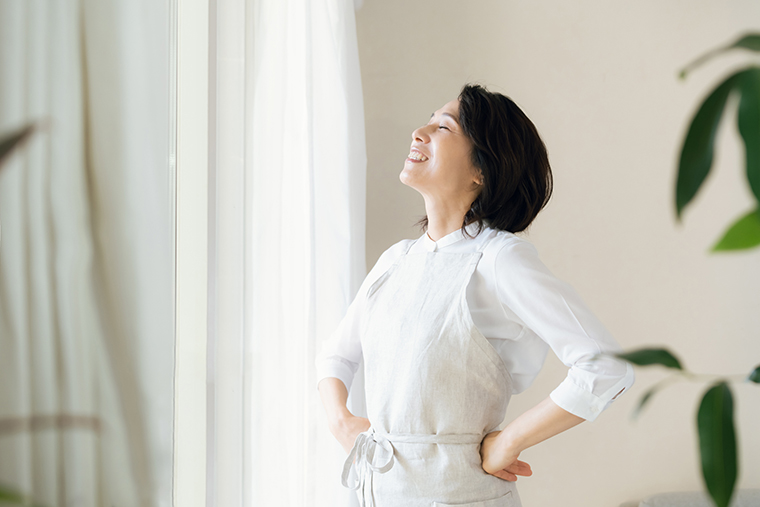 腰に手をあてる元気な女性