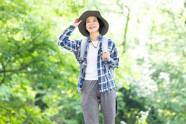 ハイキングをする女性