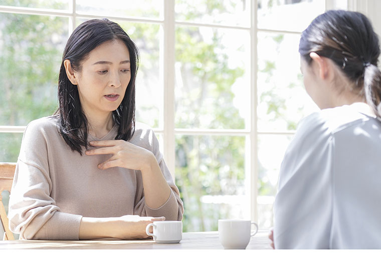 悩みを相談する女性