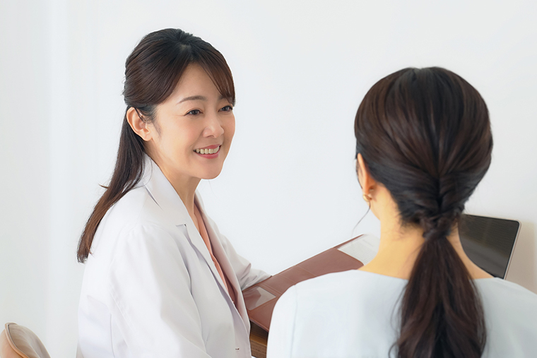 医師に相談する女性