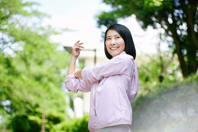 外でストレッチする女性