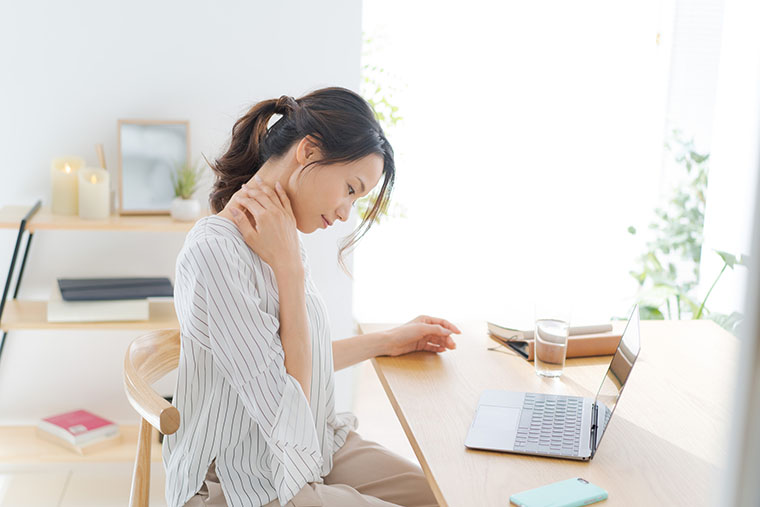 首をさする女性