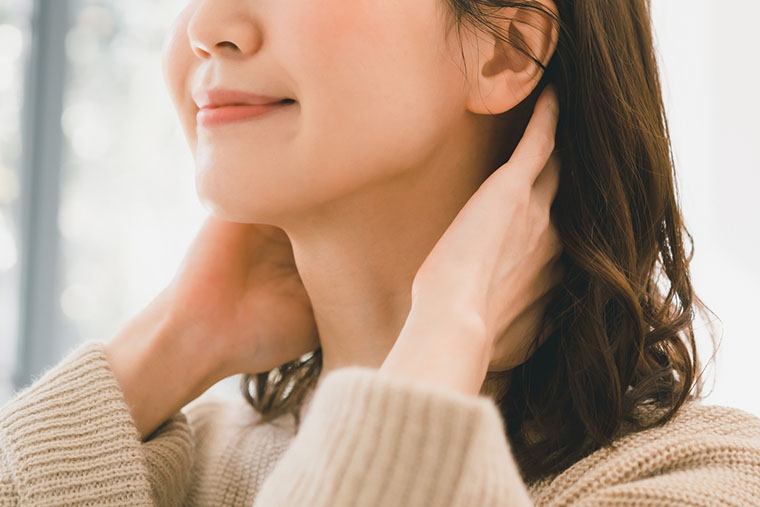 首をマッサージ