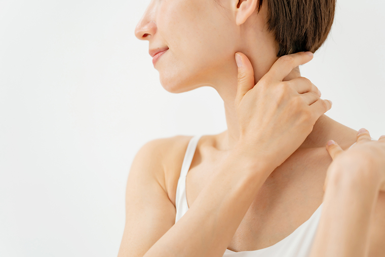 首のリンパマッサージをする女性