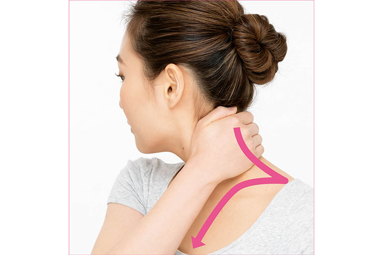 「首→鎖骨→胸の谷間」へリンパを流す