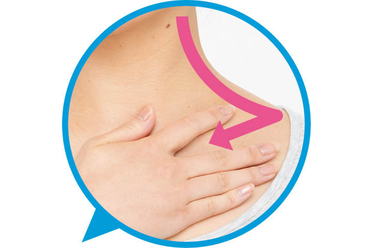 鎖骨の上下を人差し指と中指でしっかりと挟む