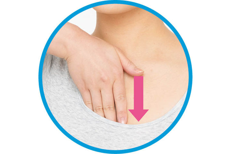 指先を下に向け、しっかり胸の谷間へと流す