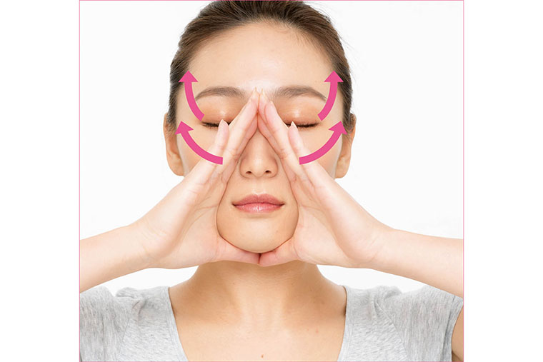 手を「ヤッホー」の形にして顔をなで上げる