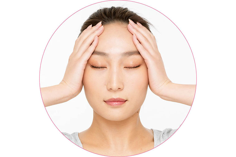 こめかみまで手をすべらせたら、手をパーの形に変えてなで上げる