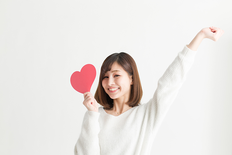 ハートマークを持つ女性