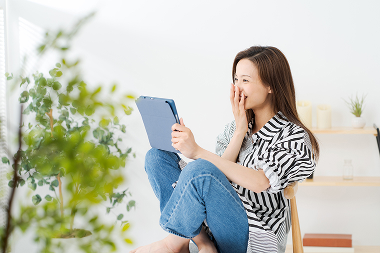 タブレットを見る女性