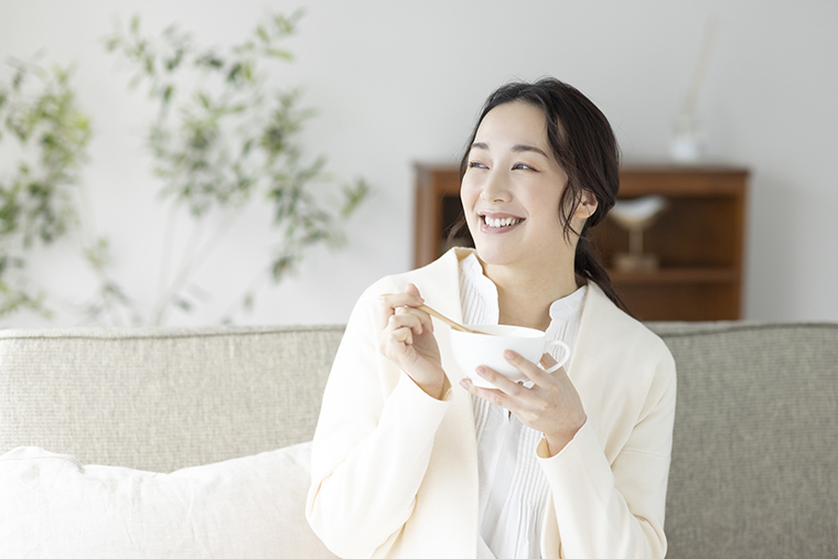 スープを飲む女性