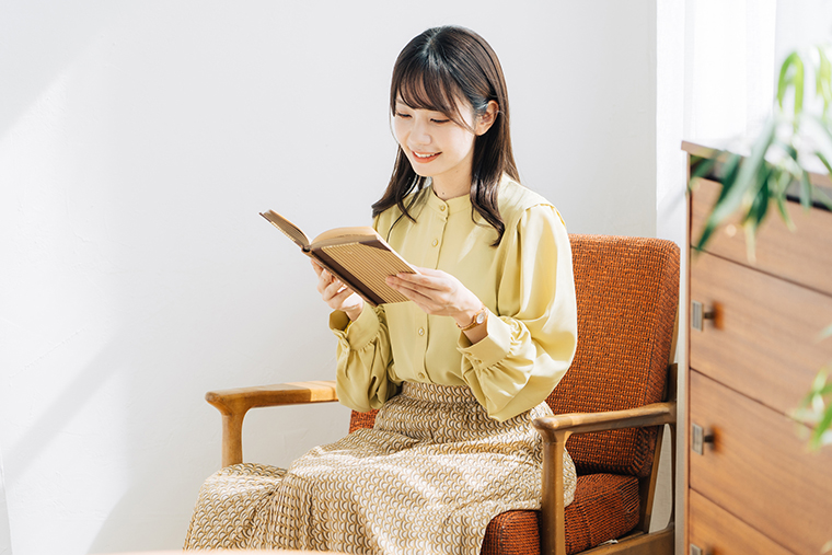 椅子に座って読書をする女性