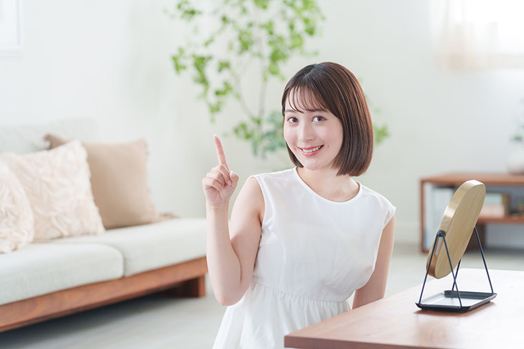 指差しする女性