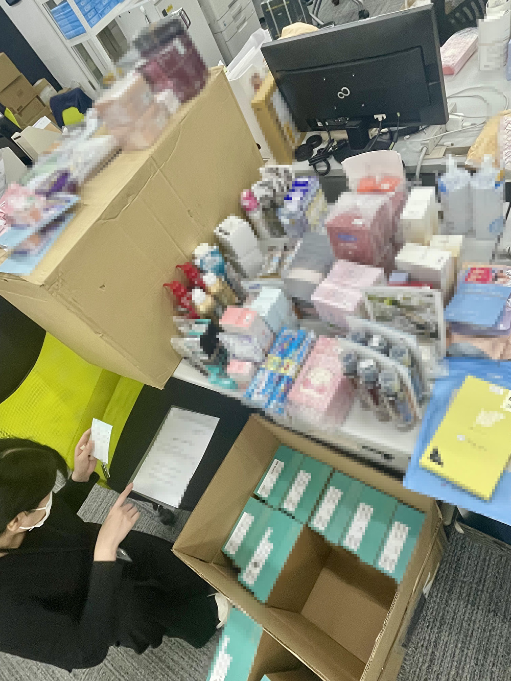 発送作業をする事務局スタッフ