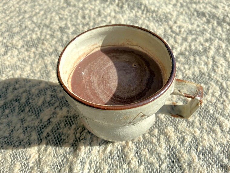 マグカップに入ったアサイーココア