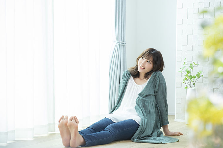 リビングでくつろぐ女性