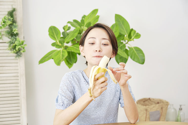 バナナを食べる女性