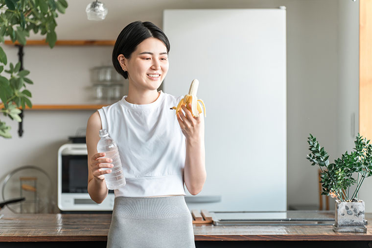 バナナを食べる女性