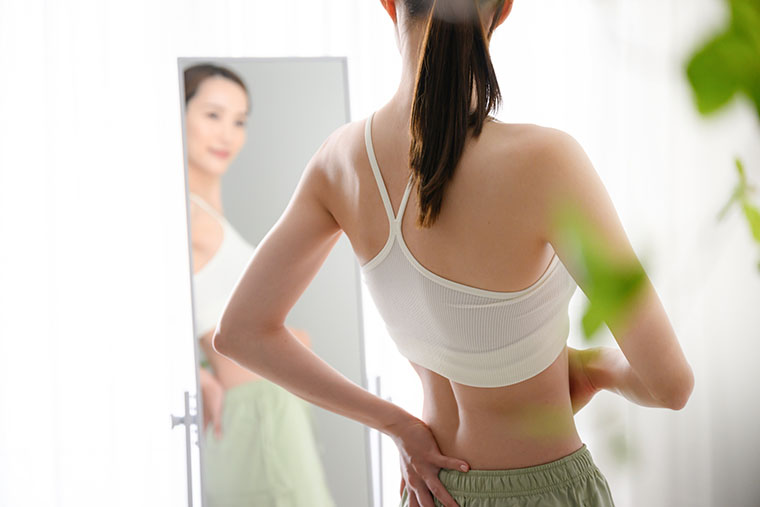 ウエストを確認する女性