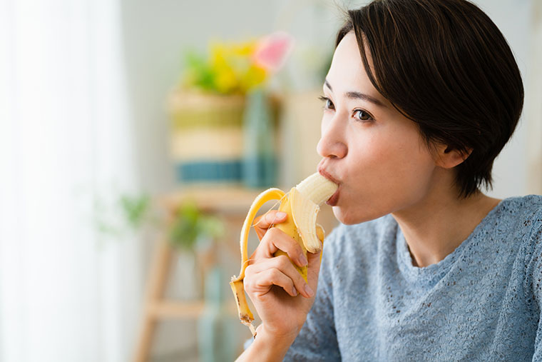バナナを食べる女性