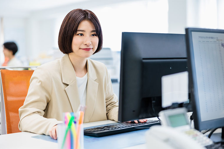 パソコンで作業をする女性
