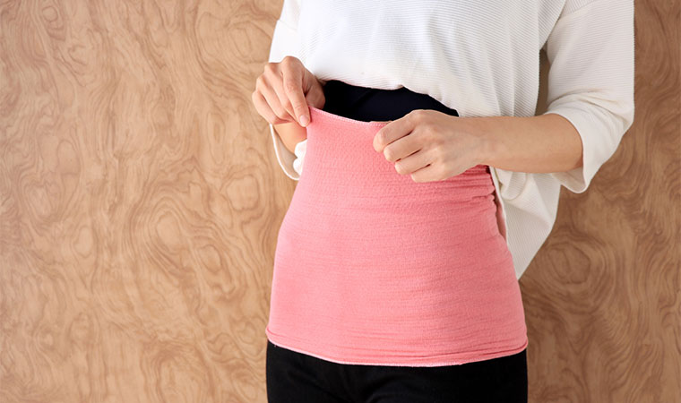 腹巻きをする女性