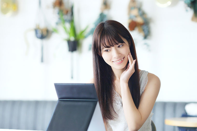 笑顔で鏡を見る女性